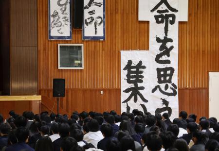 男子生徒が通っていた大津市の中学校で開かれた「命を思う集い」=9日午前
