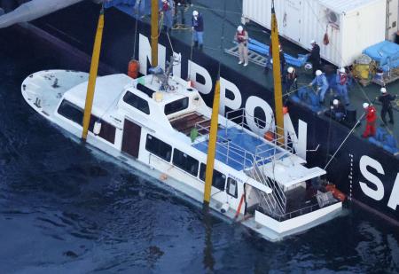 海面上までつり上げられた観光船「ＫＡＺＵ　１」＝２０２２年５月、北海道斜里町沖