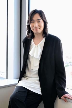 　ポーズをとる阪田知樹