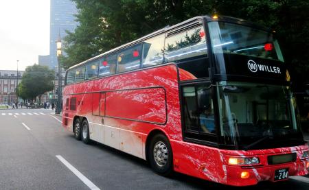 車体にすしネタをあしらった「すしバス」の外観=6日、東京駅前