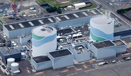 九州電力川内原発の（左から）１号機、２号機＝２０２４年６月、鹿児島県薩摩川内市