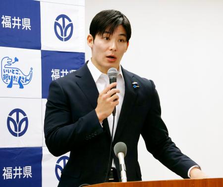 定例記者会見をする福井県の石田嵩人知事＝９日午前、福井県庁