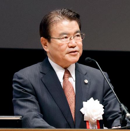 仙台市で開かれた人権擁護大会であいさつする日弁連の松田純一会長＝９日午前