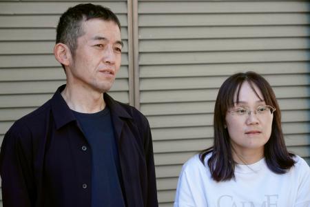 取材に応じる松岡一輝さんの父徹さん（左）と母美紀さん＝９日午後、徳島県石井町