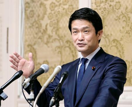 記者会見する民主改革の会の小川代表＝９日午前、国会