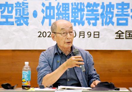 空襲連の総会で議論する吉田裕共同代表＝９日午後、東京都墨田区