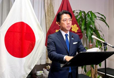 記者会見する小泉防衛相＝９日午前、国会