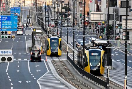 延伸が認定されたＬＲＴ「ライトライン」の車両＝９日午後、宇都宮市