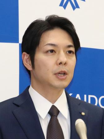 記者会見する北海道の鈴木直道知事＝９日午後、北海道庁