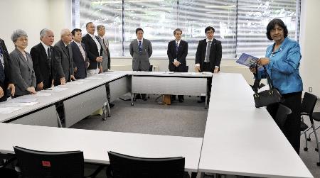 ２０１０年５月、外務省で拉致被害者家族会の横田早紀江さん（左端）らと面会するナバネセム・ピレイ国連人権高等弁務官（右端）