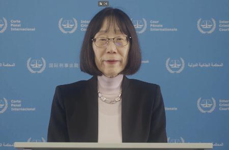 ビデオ声明で発言する国際刑事裁判所(ICC)の赤根智子所長=9日(ICC提供=共同)