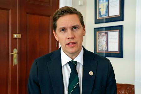 ９日、ノルウェー・オスロでインタビューに応じるノーベル賞委員会のフリードネス委員長（共同）