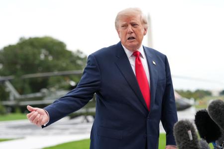 ９日、米ワシントンで記者団に話すトランプ大統領（ロイター＝共同）