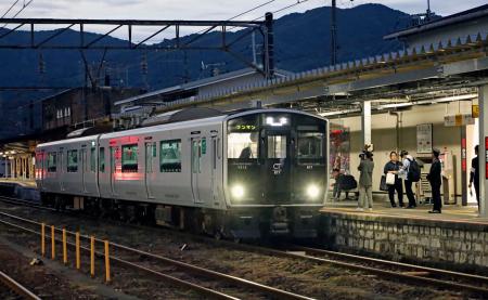 ＪＲ鹿児島線の八代駅を出発する列車＝１０日午前、熊本県八代市