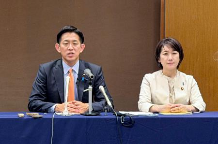 記者団の取材に応じる自民党の小林政調会長（左）＝１０日午後、長野市