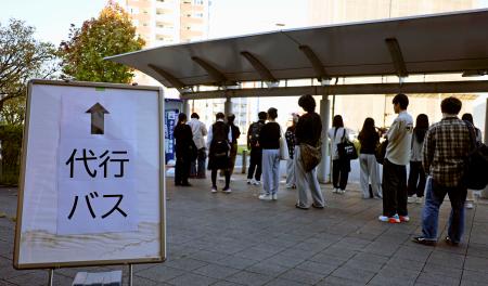ＪＲ新八代駅前で代行バスを待つ人たち＝８日、熊本県八代市