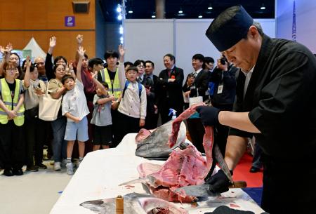 日韓交流おまつりで行われたマグロ解体ショー＝１０日、ソウル（共同）