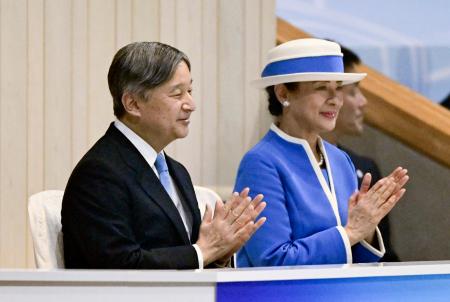 第８０回国民スポーツ大会の総合開会式に出席された天皇、皇后両陛下＝１０日午後、青森市のマエダアリーナ