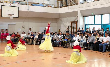 埼玉朝鮮初中級学校・幼稚部の公開授業で披露された朝鮮舞踊＝１０日午後、さいたま市