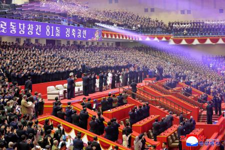 北朝鮮の朝鮮労働党創建８１年を記念する芸術公演。金正恩党総書記が鑑賞した＝１０日、平壌（朝鮮中央通信＝共同）