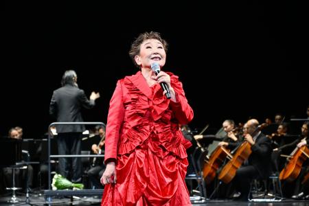 １０日、ウズベキスタン・タシケントで歌う加藤登紀子さん（共同）