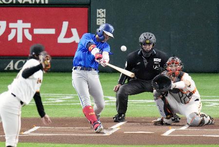 １回ＤｅＮＡ無死、度会が右中間に先頭打者本塁打を放つ。投手竹丸、捕手大城＝東京ドーム