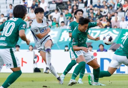 東京Ｖ―広島　後半、チーム２点目のゴールを決める広島・鈴木（左から２人目）＝味スタ