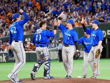 巨人に勝利しタッチを交わす牧（中央）らＤｅＮＡナイン＝東京ドーム