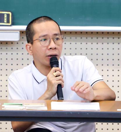 鹿児島県出水市を訪問し、水俣病未認定患者らと面会するグエン・ドクさん＝１１日午後