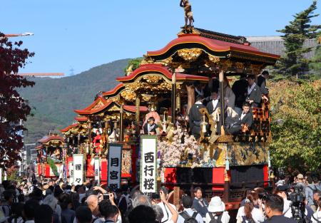 大津祭で集まった曳山＝１１日午前、大津市