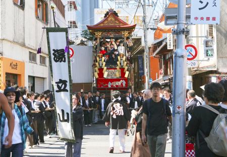 曳山がおはやしを奏でながら町を巡る大津祭の曳山行事=11日午後、大津市