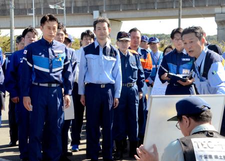 印旛沼の被害状況について、千葉県の担当者から説明を受ける細野防災相（左端）＝１１日午後、千葉県成田市