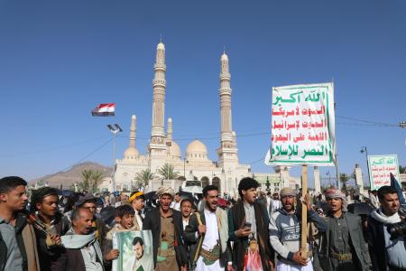 　イエメンの親イラン武装組織フーシ派支持者ら＝９日、イエメン・サヌア（ＡＰ＝共同）