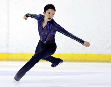 男子SP 演技する友野一希=尼崎スポーツの森
