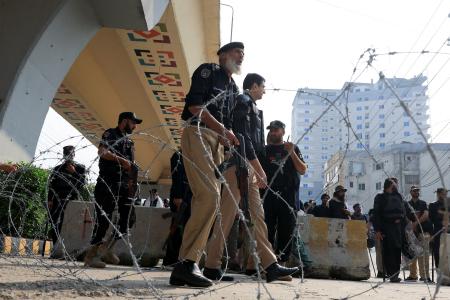 １１日、パキスタン北西部カイバル・パクトゥンクワ州ペシャワルで警備に当たる警察官ら（ロイター＝共同）