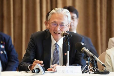 記者会見する古屋圭司氏＝１１日、台北市（共同）