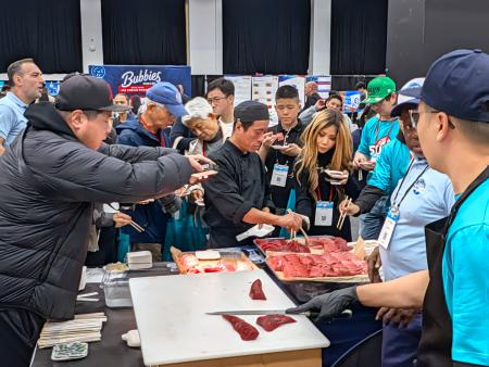 米ニューヨークで開催されたすしの祭典「スシコン２０２６」の来場者ら＝１１日（共同）