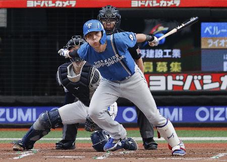 ２回日本ハム１死一、二塁、野村が左前に先制打を放つ＝ベルーナドーム
