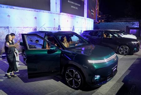 新車発表会で披露された中国メーカーの車＝９月、北京（共同）
