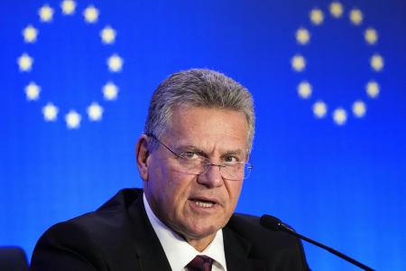記者の質問に答えるＥＵの通商担当閣僚に当たるシェフチョビッチ欧州委員＝９日、北京（共同）