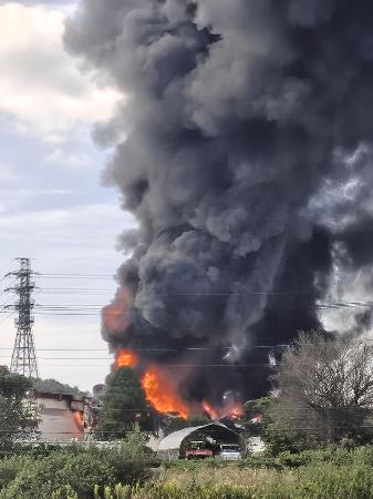 吉野工業所小川第二工場の火災＝１２日午後、栃木県那珂川町（下野新聞社提供）