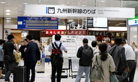 九州新幹線が運転見合わせとなり混雑するＪＲ鹿児島中央駅＝１３日午前
