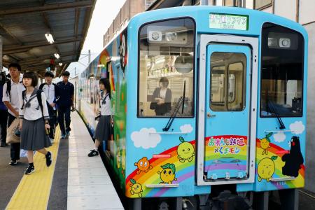 八代駅で「肥薩おれんじ鉄道」の列車から降りる人たち＝１３日午前、熊本県八代市