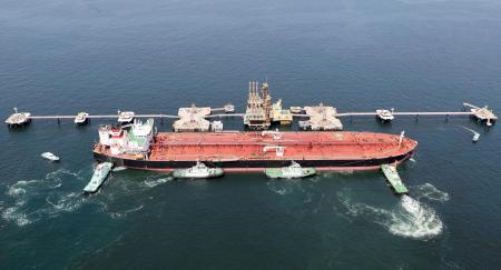 東京湾に到着した、米国産原油を積んだタンカー=4月