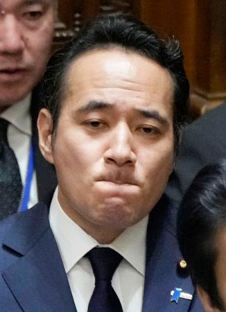 　衆院予算委で質問を聞く簗農相＝１３日午前