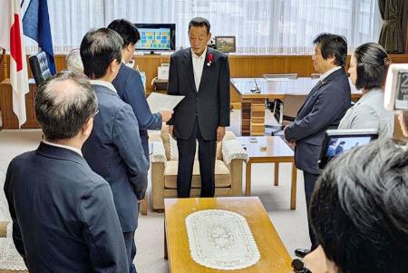 福岡県議会の大島道人議長（奥）に百条委設置議案を提出する県議ら＝１３日午前、議会棟