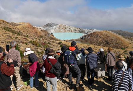 立ち入り規制が解除され、大勢の観光客でにぎわう草津白根山の火口湖「湯釜」の展望台＝１３日午後、群馬県草津町