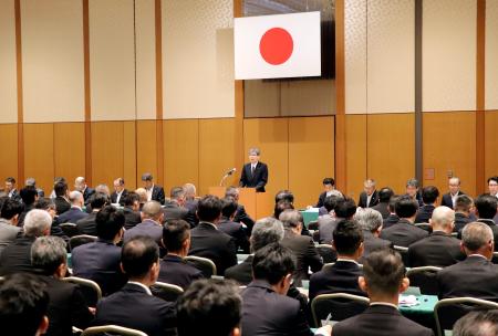 都道府県警の捜査課長らを集めた会議。中央奥は訓示を述べる警察庁の楠芳伸長官＝１３日午後、東京都内