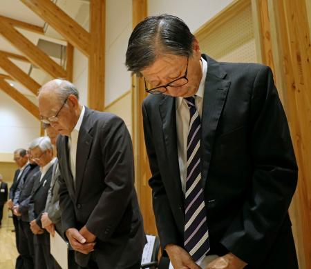 災害から７年の伝承の集いで黙とうする、豊野地区住民自治協議会の村山泰彦会長（右）ら＝１３日午後、長野市