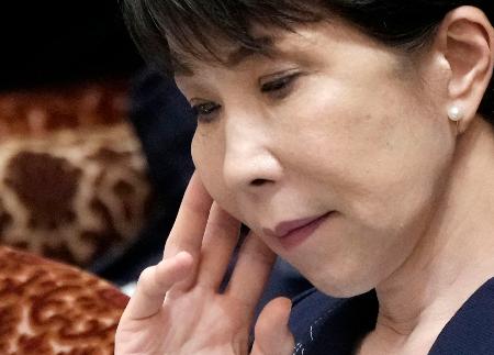 衆院予算委で質問を聞く高市首相＝１３日午前